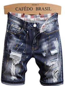 Short en jean slim pour homme avec détails usés, taches de peinture et patchs