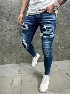 Eng geschnittene dunkelblaue Herrenjeans mit Destroyed-Effekten und Waschung