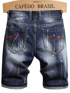Short en jean bleu foncé délavé avec taches de peinture et broderie rouge au dos