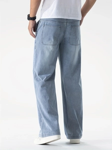 Pantaloni denim uomo azzurri larghi con lavaggio chiaro e tasche posteriori classiche