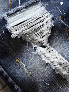 Short en jean slim avec déchirures, délavage vintage et taches de peinture