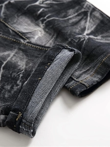 Jean homme délavé à l'acide avec surpiqûres dorées contrastées et revers de jambe