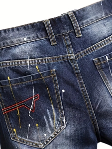 Short en jean bleu foncé avec éclaboussures de peinture et broderie vague style urbain