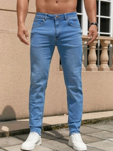 Schmale Herrenjeans in hellblauer Waschung mit mehreren Taschen und Metallknöpfen