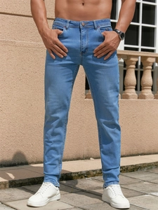 Schlanke hellblaue Herren-Stretchjeans mit Wascheffekten für einen modischen Freizeit-Look