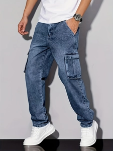 Détail du pantalon cargo en jean avec grandes poches à rabat et délavage bleu classique