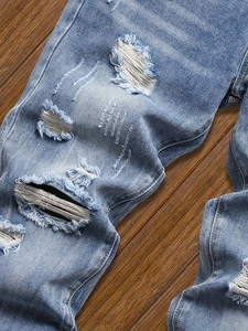 Jean bleu clair pour hommes avec déchirures prononcées et finition délavée style vintage