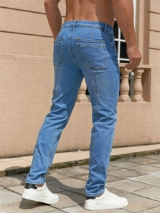 Slim Fit Herrenjeans in Hellblau mit Gesäßtaschen und vertikalen Nahtdetails am Bein