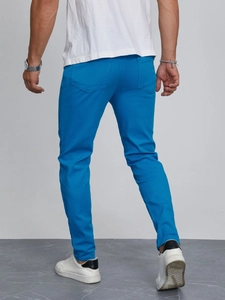 Jean homme bleu royal coupe ajustée avec design classique à cinq poches, vue de l'arrière