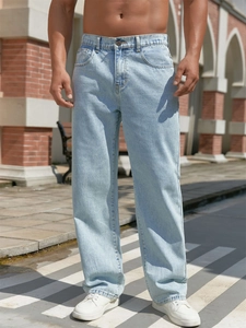 Men's light blue straight-leg denim jeans in loose fit with premium washed texture