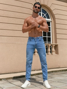Slim Fit Herrenjeans in hellblauem Denim kombiniert mit weißen Sneakern