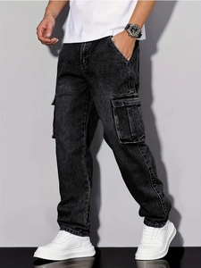 Détail des poches cargo sur ce jean droit utilitaire noir délavé au style vintage