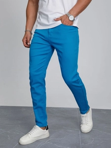Pantalon en jean stretch bleu vif pour hommes avec une coupe ajustée et tissu en sergé