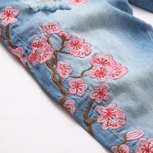 Jean flare délavé pour hommes avec déchirures et broderies détaillées de fleurs de prunier