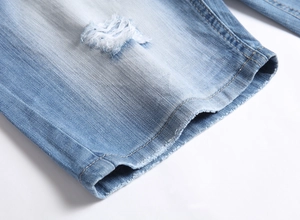 Vue détaillée du short en jean bleu clair délavé avec détails déchirés et usés