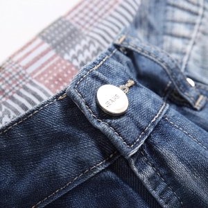 Short en jean bleu pour homme avec bouton en métal argenté et doublure à carreaux