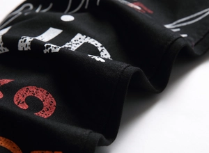 Vue détaillée du denim noir extensible avec imprimé vintage rouge et blanc moucheté