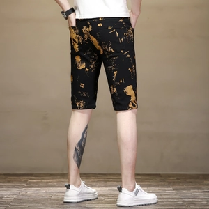 Détail arrière du short d'été pour hommes avec imprimé artistique de taches d'encre dorées