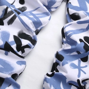 Jean homme style urbain avec imprimé graffiti bleu sur tissu en denim blanc et coupe ajustée