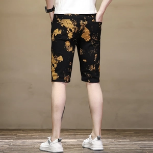Vue arrière du short décontracté noir pour homme avec imprimé graffiti doré et poches