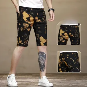 Détail du short noir ajusté pour homme avec imprimé artistique doré et poche arrière