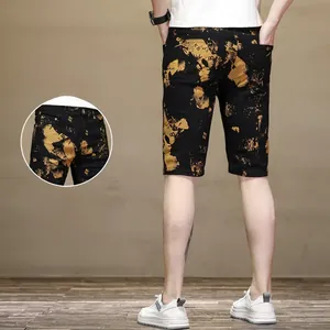 Vue arrière et gros plan du short noir pour homme avec imprimé artistique jaune et lettres