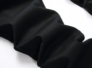 Vue détaillée du tissu en denim noir et de la texture de ce jean ajusté pour hommes