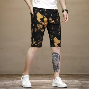 Short slim noir pour homme avec imprimé artistique doré pour un look d'été tendance