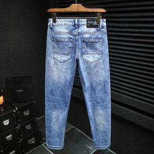 Jean slim pour homme délavé bleu avec imprimé graffiti et détails de poche camouflage