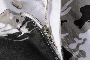 Vue détaillée du jean camouflage blanc avec une fermeture éclair YKK en argent de qualité