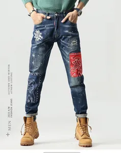 Detailaufnahme der Slim Fit Herrenjeans mit Blumenstickerei und Paisley-Patchwork-Design