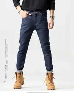 Détail d'un jean bleu classique à coupe droite avec revers et bottes de travail
