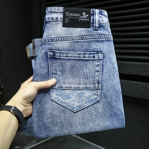 Détail du délavage bleu avec effet usé et motif camouflage sur la poche arrière