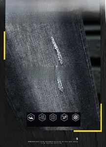 Vue détaillée du tissu denim noir avec texture déchirée et motif en sergé fin