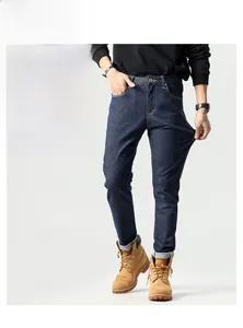 Gros plan d'un jean bleu slim pour homme montrant la haute élasticité du tissu stretch