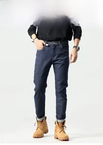 Détail du revers du jean denim bleu montrant le tissu intérieur et le style workwear