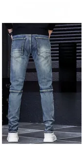 Détail du jean bleu pour hommes montrant les poches arrière et les coutures en 3D