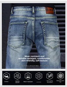 Gros plan d'un jean slim pour hommes montrant la couture de poche et l'étiquette en cuir