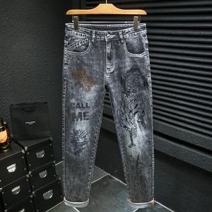 Jean coupe droite pour homme avec broderie graffiti et délavage style urbain