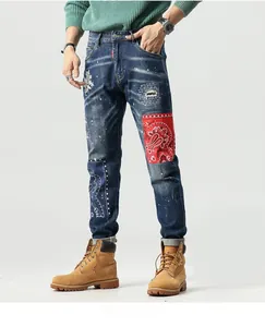 Detailansicht der Herren Slim Jeans mit Paisley-Patches und floraler Stickerei Verzierung