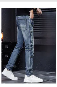 Détails des éléments usés et de la poche cargo latérale avec fermeture éclair sur un jean bleu