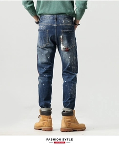 Detailansicht der Rückseite von Herren-Jeans mit Patchwork-Stickerei und Used-Look-Effekten