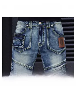 Détails de la taille d'un jean vintage avec bouton en métal et écusson en cuir