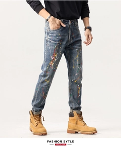 Détail du jean slim bleu avec des éclaboussures de peinture et texture délavée