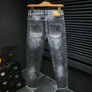 Jean homme gris délavé avec imprimé graffiti, broderie et coupe droite ajustée tendance