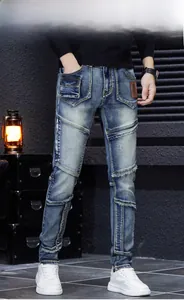 Détail du jean slim avec patchwork robuste et coutures décoratives pour hommes