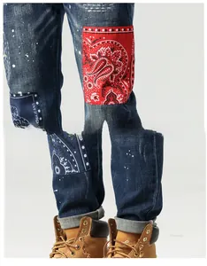 Detailansicht der Jeans mit Paisley-Patchwork und weißen Farbspritzern-Akzenten