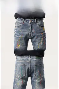 Détails d'un jean slim pour homme avec éclaboussures de peinture et texture délavée