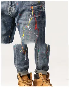Gros plan détaillé du jean ajusté pour homme avec éclaboussures de peinture multicolores