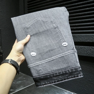 Détails de jeans gris avec ourlets noirs et surpiqûres décoratives blanches élégantes
